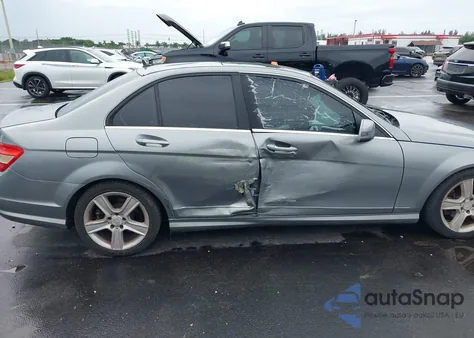 2011 Mercedes-Benz C 300 Luxury/Sport z USA, uszkodzony, nr VIN WDDGF5EB5BF636116